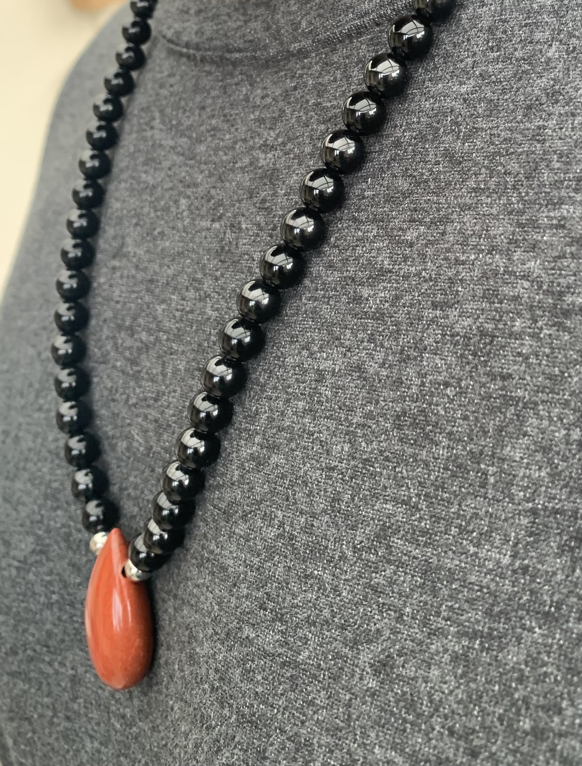 Collier de pierre Spinelle et pendentif Jaspe rouge