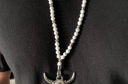 Collier Howlite avec pendentif tête de Taureau Serenity