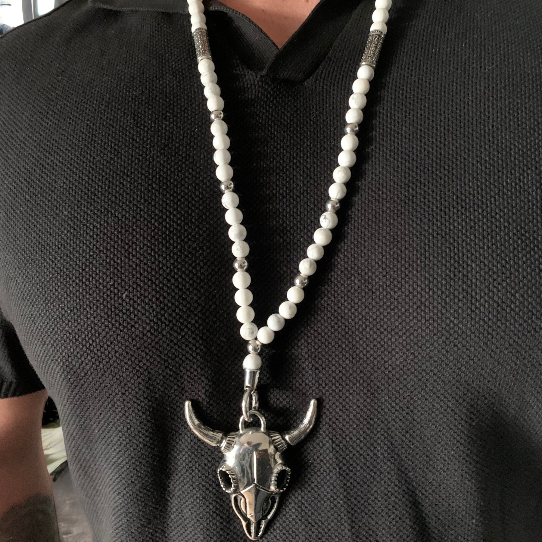 Collier Howlite avec pendentif tête de Taureau Serenity