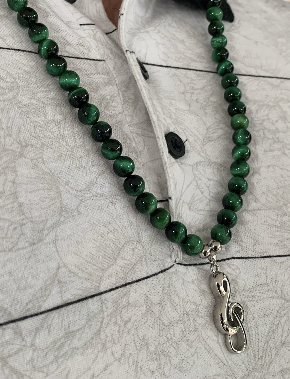 Collier Oeil de Tigre vert avec pendentif clé de sol